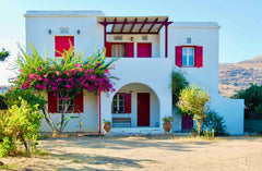 Stand alone traditional Cycladic house, 1st floor, 100 sq.m. AC in both bedrooms  Τα Κόκκινα Παράθυρα-Red Windows Cycladic home vacation rental 38118466