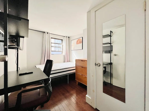 Furnished room, 14ft ceiling duplex, tons of light, new hardwood floor, in a 5 b New York, NY Rental unit in Brooklyn · 5 bedrooms · 1 bed · 2 shared baths Private room in rental unit vacation rental 795449123169469966