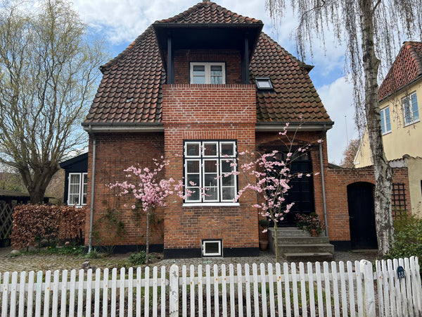 Velkommen til vores røde murermester villa fra 1915. Så snart du træder ind på v Frederiksberg, Denmark Charmerende byhus med have og trampolin. Entire home vacation rental 43934139
