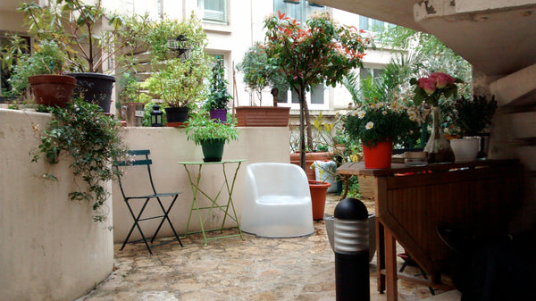 Il donne sur un jardin dans une petite copropriété très calme et conviviale.Il d Paris, France dupleix avec terrasse Entire rental unit vacation rental 12636313