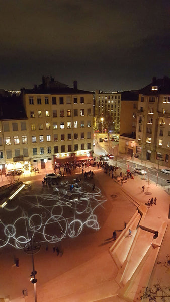 Je loue une  chambre avec un grand lit et une commode. L'appartement comporte de Lyon, France Jolie chambre à la croix rousse Private room in rental unit vacation rental 10937072