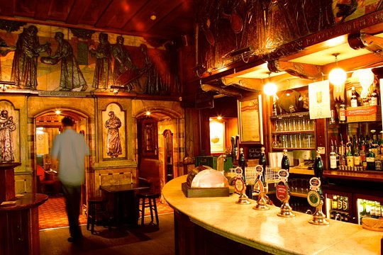 Private Tour of London's Historic Pubs  Private Tours and Travel Guide Europe London CITY London Destination Tour