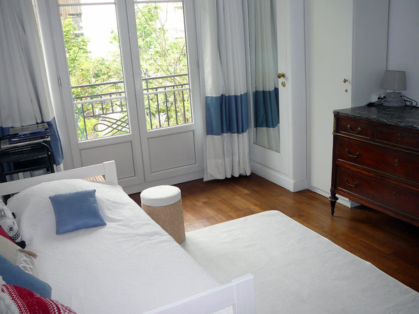 Belle chambre  de 13 m2 (dans appartement) rénovée récemment.<br />Très claire.  Paris, France Spacieuse chambre claire-appartement de standing Private room in bed and breakfast vacation rental 29937679