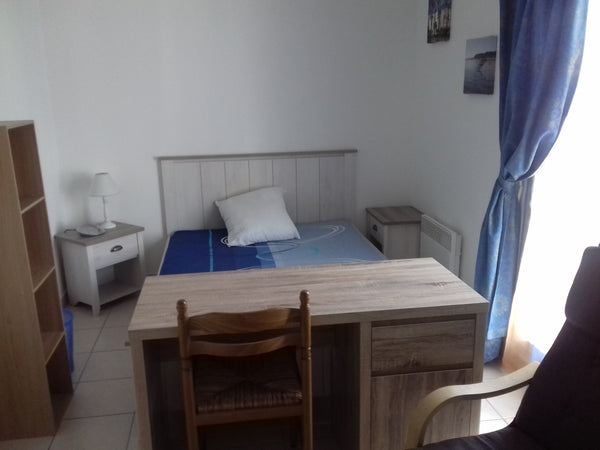 Chambre indépendante chez l'habitant, dans une maison où vit le propriétaire. Ac  Talence chambre dans duplex jardin piscine Private room in townhouse vacation rental 18719670