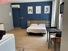 L'accès à l'appartement se fait de façon autonome pour les voyageurs grâce aux c  Studio "CHIC" Entire rental unit vacation rental 43670178