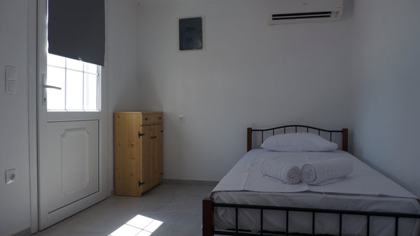 Small studio room located in Mykonos Town, 250m from the bus station and the Myk Troy, MI Small studio in Mykonos Town Entire guesthouse vacation rental 7927667
