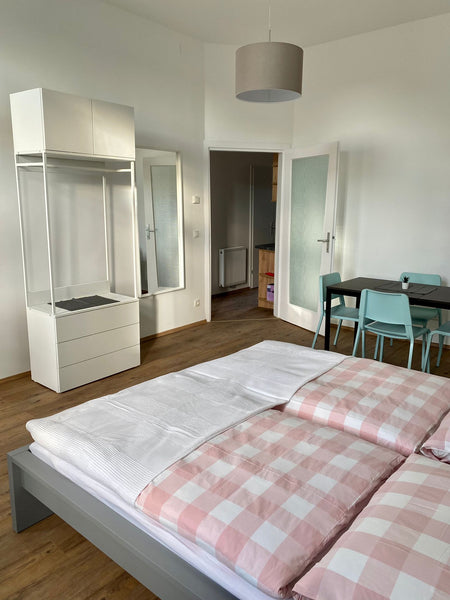 Ganz neu renovierte und neu möblierte Wohnung mit einem großen Schlafzimmer mit  Vienna, Austria Haus 