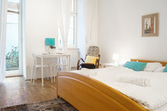 Eine hübsches Zimmer mit Gemeinschaftsbad im Herzen Wiens mitten im Botschaftsvi  Cosy Double Room w/ Terrace - Ideal for Long Stays Private room in rental unit vacation rental 47883771
