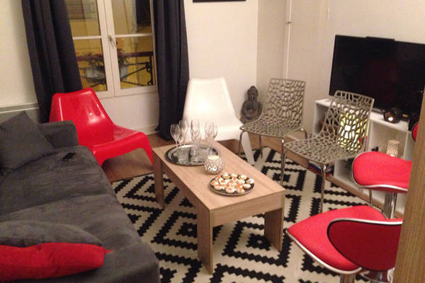 Cet appartement est composé d'une grande cuisine, une salle de bain, et un salon Le Vésinet, France Appartement plein coeur des Batignolles Entire rental unit vacation rental 13742624