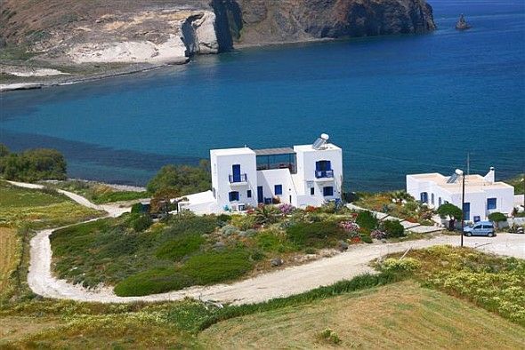 Unser Haus ist zu zwei Seiten vom Meer umgeben, in die eine Richtung blickt man  Greece Vielleicht der schönste Ort auf Milos! (1) Entire rental unit vacation rental 20325739