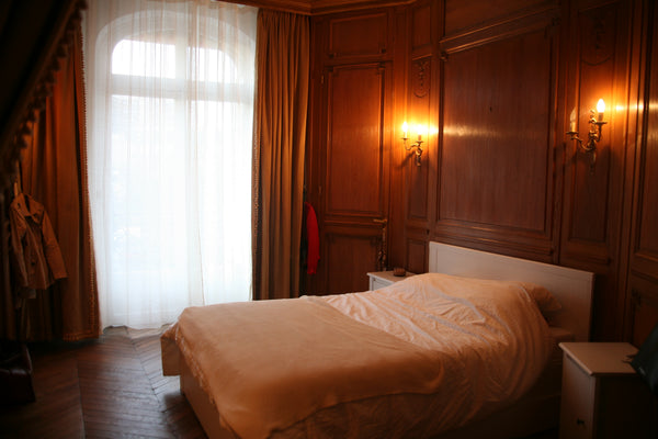In a haussmanien styled appartment renovated,<br />we have a private oak room av Paris, France Private Room in a spacious (143) French Apartment Private room in rental unit vacation rental 23816682