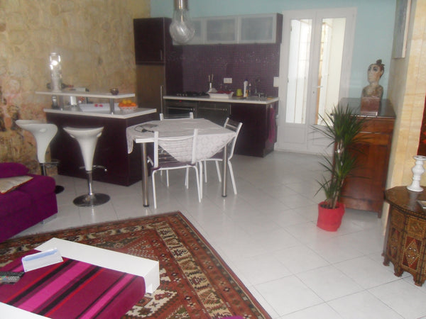 Maison de ville en plein centre dans le quartier Chartrons-Jardin Public à deux   maison pierre centre ville Entire home vacation rental 11289522