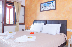 Smaragdi Hotel lies at the famous beach of , Perivolos. An A class Hotel, with t  Junior Suite in A Class Pool Hotel with Spa Bath Room in hotel vacation rental 38737607