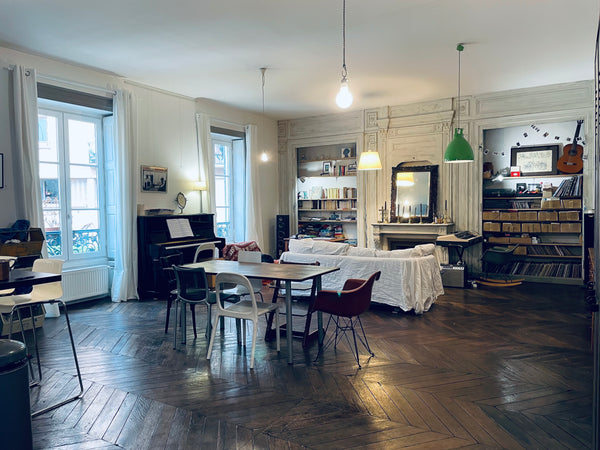 Profitez de ce grand appartement en duplex situé dans une vieille maison en pier Lyon, France Loft Lyon. Entire loft vacation rental 53527259