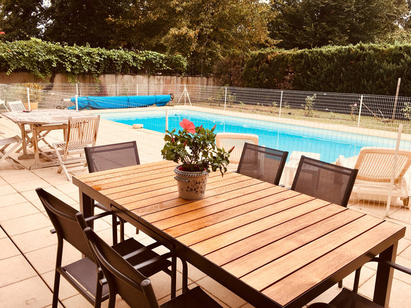 Maison avec jardin et piscine disposant d'un parking avec transport en commun à   Agréable maison avec piscine Private room in home vacation rental 38248028