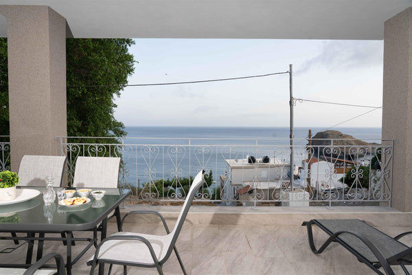 Vivi's sea view apartment is ideal to accommodate a family up to 4 persons. Only  Vivi's sea view apartment Entire rental unit vacation rental 52606282