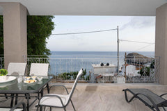 Vivi's sea view apartment is ideal to accommodate a family up to 4 persons. Only  Vivi's sea view apartment Entire rental unit vacation rental 52606282