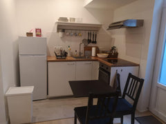 Petit studio indépendant dans maison unifamiliale. Accès possible au jardin sous Brussels, Belgium Studio full équipé idéal pour stagiaire UE. Entire rental unit vacation rental 45392108