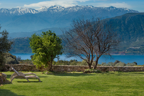 Ideal for a couple or a small family.Located in Akrotiri Peninsula,7kms from Cha  Modern house overlooking sea&mountains Entire villa vacation rental 33468699