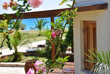 Von der Haustüre sind es nur wenige Schritte ins erfrischende glasklare Wasser.  Crete, Greece Enjoy and Relax Entire rental unit vacation rental 8371307