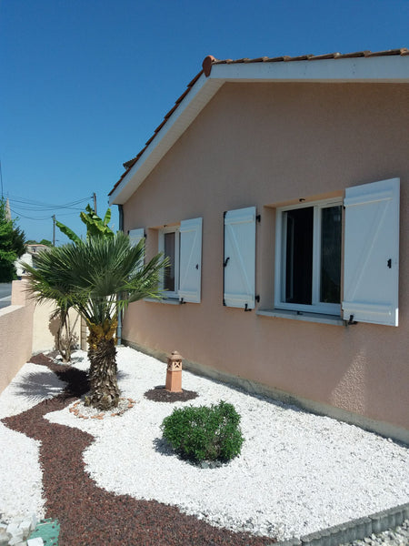 Maison de plain pied au centre du Taillan avec une terrasse et un petit jardin.  Taillan-Médoc, France Maison de plain pied Entire home vacation rental 19664433