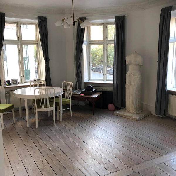 Dejlig stor, lys lejlighed i hjertet af Frederiksberg i et stille og roligt områ  Rummelig smuk lejlighed i hjertet af Frederiksberg Entire rental unit vacation rental 45935202