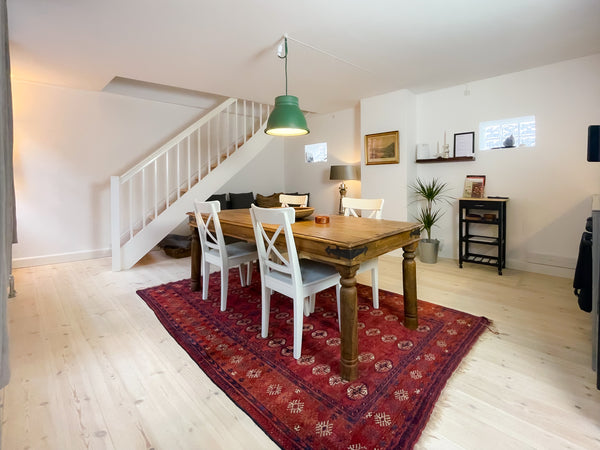 Forkæl jer selv i denne lille perle.<br />Nyrenoveret lejlighed i en gammel ejen Hellerup, Denmark Smuk 2 etagers lejlighed i den ældste del af Kbh. Entire condo vacation rental 52809189
