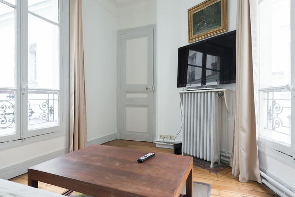 Charmant appartement de 41m2 très calme et bien agencé. Une chambre et un salon  Paris, France Beau loft ensoleillé de 41m² prés de Montmartre Entire rental unit vacation rental 19405226