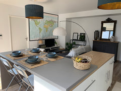 Situé dans un quartier en pleine rénovation, ce logement calme, agréable, lumine Bordeaux, France Appartement avec loggia privative Entire rental unit vacation rental 32947285