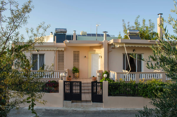 Bright house in Kalamaki. 10 minutes on foot from the beach. 3 Bedrooms 2 bathro  House with 3 bedrooms & 4 balconies Entire home vacation rental 34744905