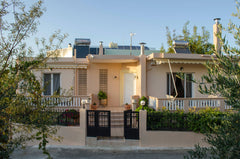 Bright house in Kalamaki. 10 minutes on foot from the beach. 3 Bedrooms 2 bathro  House with 3 bedrooms & 4 balconies Entire home vacation rental 34744905