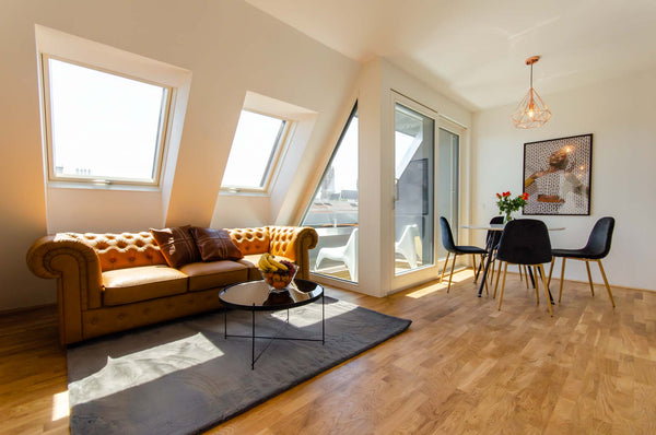 Step into the comfort of this stylish, sun-soaked rooftop apartment, with outsta Vienna, Austria Sunny & Stylish | 5★ Location, ♛ King Bed, Balcony Entire rental unit vacation rental 44232275