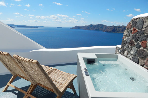 Aspa Caves's Traditional studio, located at Oia's cliff at a very quiet area. Th Greece Aspa Caves studio, outdoor jacuzzi & caldera view! Cave vacation rental 6037436