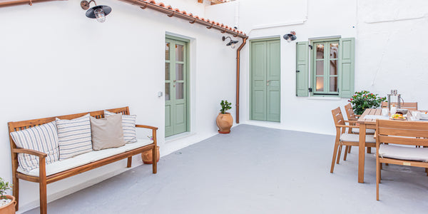 Beautifully renovated home with fabulous location and Greek island charm. Privat Chania, Greece Avli House– Beautifully renovated, 150m from beach Entire bungalow vacation rental 44346464