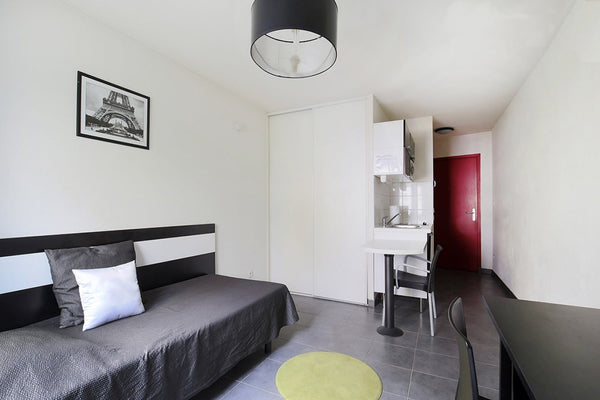 Pleasant studio in the east of Lyon. You will be able to fully enjoy the city th  Bright studio in the east of Lyon (113) Entire rental unit vacation rental 43904281