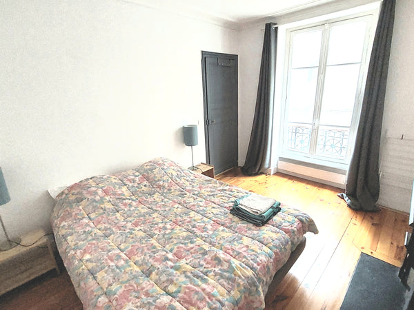 Quiet flat near station metro 