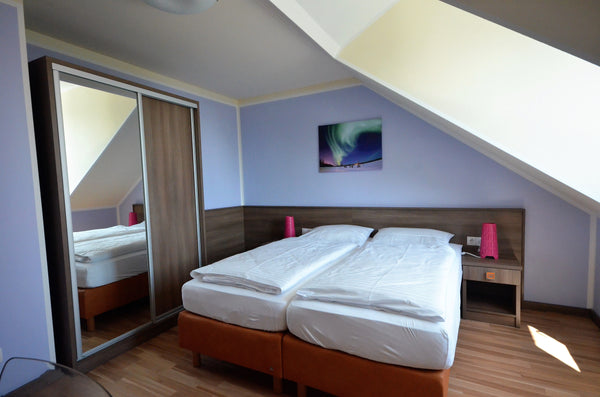 Unser Haus befindet sich in ruhiger Lage, Unterfeldweg 48, im 22 Bezirk. Das gem Vienna, Austria Apartment for 3 Pers. Air Condit., FREE PARKING Entire rental unit vacation rental 30418032
