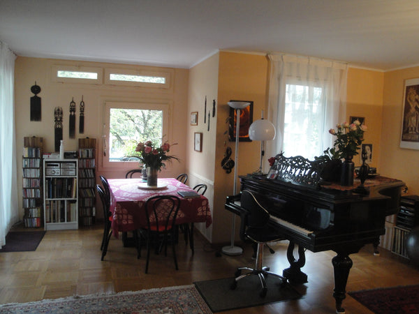 Lumineuse chambre dans le quartier historique de Belleville, dans un immeuble ca Paris, France Sunny room for two and breakfast in big apartment Private room in rental unit vacation rental 17983775