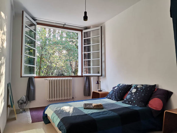 Situé dans un environnement verdoyant et calme entre les places Gambetta, Tourny  Petit appartement privé et calme - Bordeaux Centre Private room in rental unit vacation rental 587590477844195519