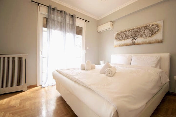 The flat is ideal for a city or business trip in Athens. Housed on the 4th floor GR Central Cozy flat ! Entire condo vacation rental 54045329