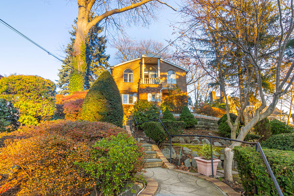 Forget your worries in this spacious and serene space! Book a stay in this house  Home in Queens · 4 bedrooms · 4 beds · 1 bath Private room in home vacation rental 956401116436864792