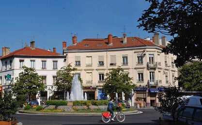 Grand T2 de 50m2 au cœur du quartier Montchat Place ronde (69003). <br />(Garage Lyon, France T2  Lyon- proche Grand Stade Lyon Entire rental unit vacation rental 9366691