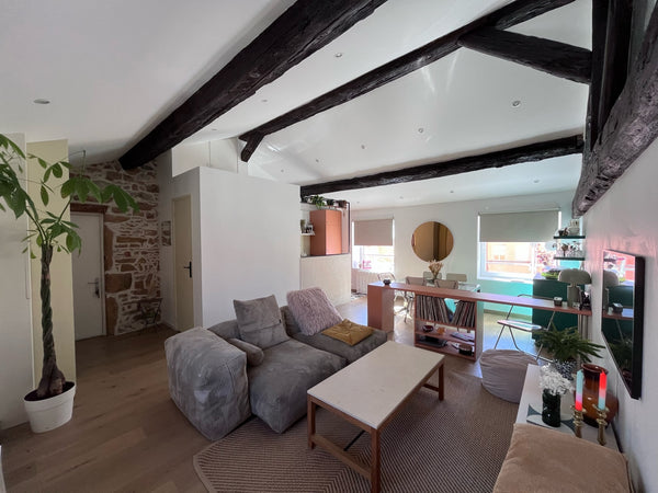 Très bel appartement dans un immeuble ancien, rénové par un designer. Profitez d Lyon, France Appartement design vue imprenable sur Fourvière Entire rental unit vacation rental 727381094044608565