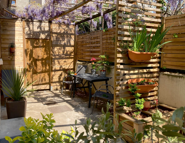 Le logement est situé non loin  du centre, gare, commerces, parcs, transports en Lyon, France Maisonnette à Lyon Tiny home vacation rental 28303859