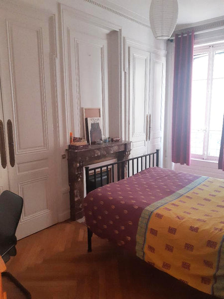 Chambre assez grande avec un lit deux places et un salon, appartement ancien.  A  Belle chambre privee au coeur de Lyon Private room in rental unit vacation rental 40167058