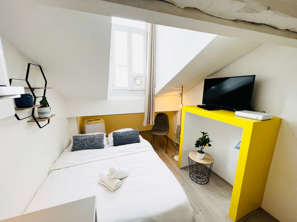 Situé à deux pas de la station de métro Jean Jaurès et de la gare Jean Macé. <br Lyon, France ✨NID DOUILLET CHIC JEAN MACE GERLAND ❄️CLIMATISÉ❄️ Entire rental unit vacation rental 658225100328097613