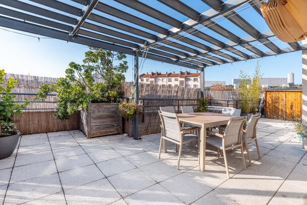 Très bel appartement avec grande terrasse et garage (box) fermé , situé au 5ième Lyon, France Le Clos Valmy, T3 terrasse et parking - 4 pers Entire rental unit vacation rental 53526700