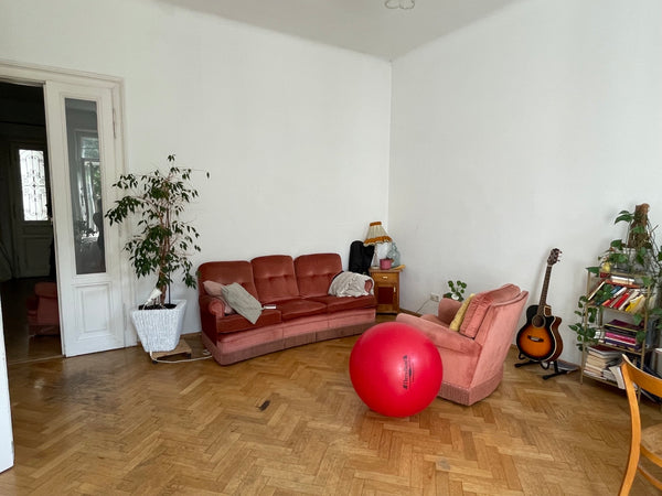 Genieße ein stilvolles Erlebnis in dieser zentral gelegenen Unterkunft in der Di  Tolle Altbauwohnung mit Flair Entire rental unit vacation rental 680980821295103391