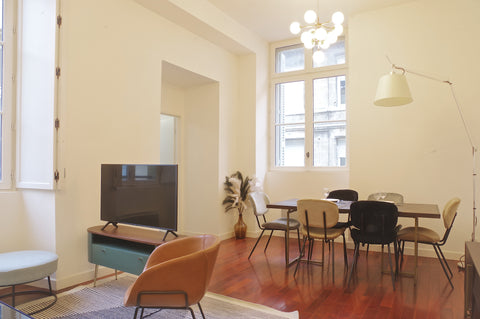 Bel appartement 2 chambres, 70m2 en plein centre de Bordeaux. Une place de parki  Rue du Hâ - 70m² avec parking, centre ville Entire rental unit vacation rental 42109028