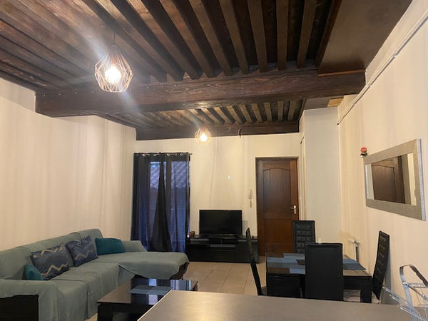 Cet appartement se trouve à deux pas du métro Valmy et à 5 minutes du centre-vil Vénissieux, France Appartement de caractère au cœur de LYON VAISE Entire rental unit vacation rental 51319247